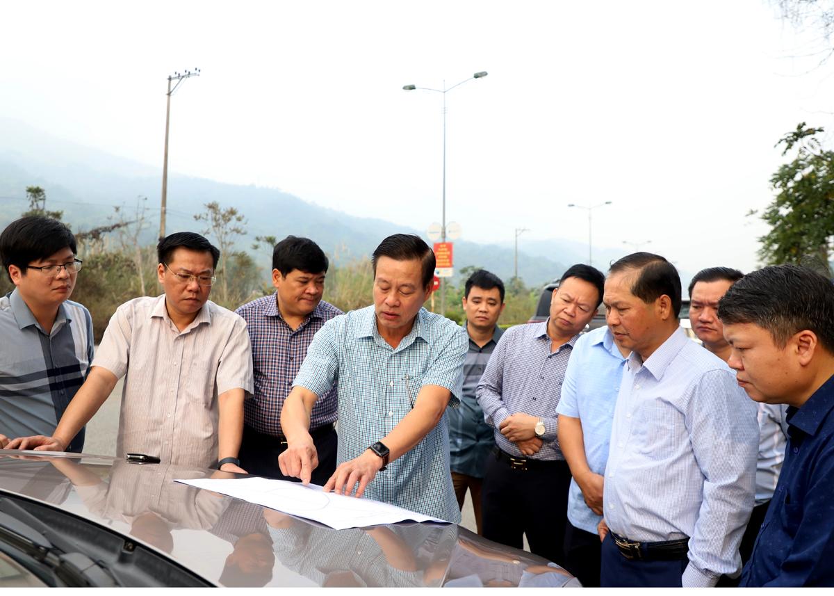Chủ tịch UBND tỉnh Nguyễn Văn Sơn kiểm tra bản đồ quy hoạch các cơ quan tại khu vực đường đôi Cầu Mè - Công viên nước Hà Phương.