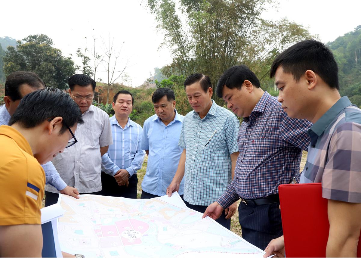 Chủ tịch UBND tỉnh Nguyễn Văn Sơn kiểm tra bản đồ quy hoạch dự án Khu liên hợp thể thao và văn hóa tỉnh.