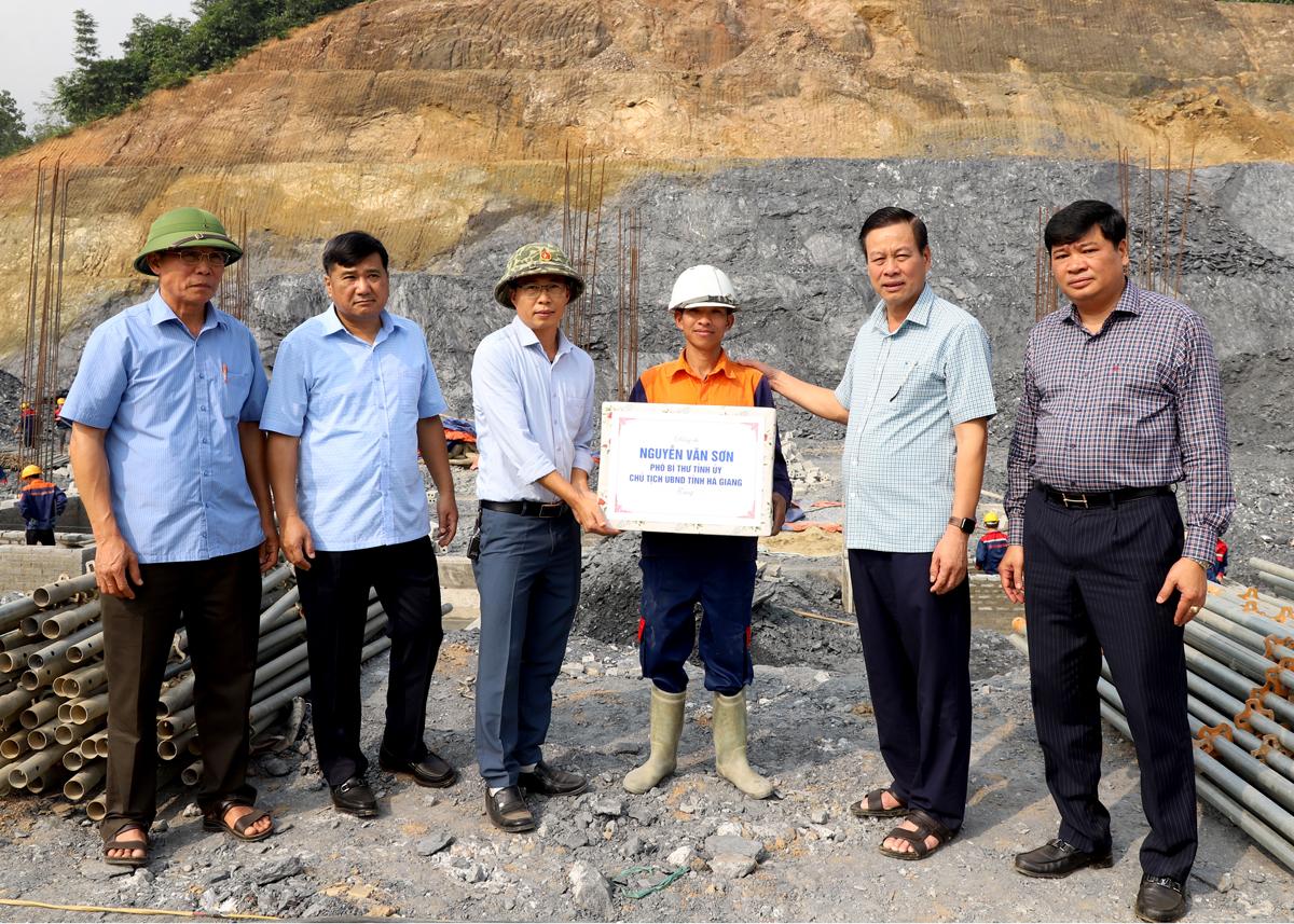 Chủ tịch UBND tỉnh Nguyễn Văn Sơn tặng quà động viên nhà thầu thi công dự án Khu liên hợp thể thao và văn hóa tỉnh.