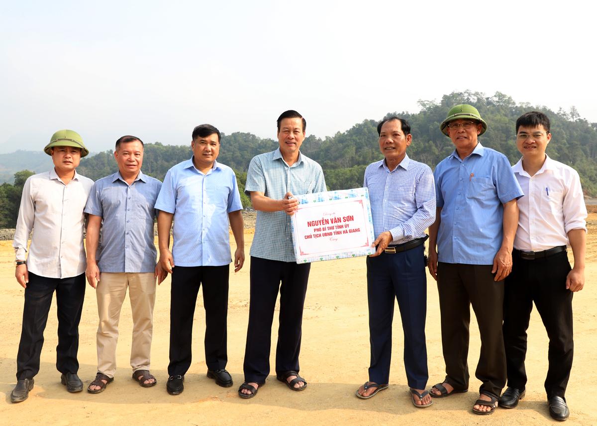 Chủ tịch UBND tỉnh Nguyễn Văn Sơn tặng quà đơn vị thi công dự án Khu liên hợp thể thao và văn hóa tỉnh.