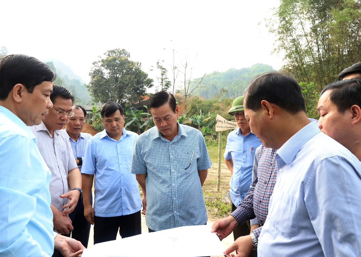 Chủ tịch UBND tỉnh Nguyễn Văn Sơn kiểm tra bản đồ tái định cư dự án Khu liên hợp thể thao và văn hóa tỉnh.