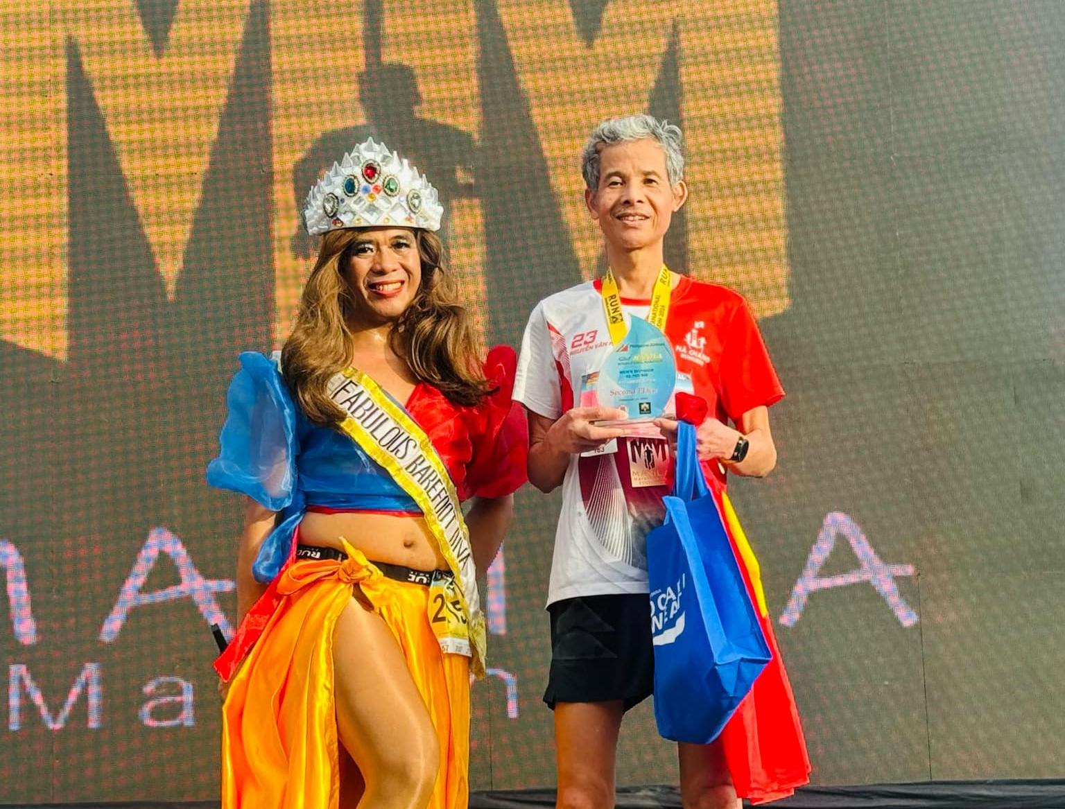 Vận động viên Nguyễn Văn Kết nhận giải Nhất tại Marathon Manila 2024. Ảnh: Facebook / Đoàn Ngọc Hải