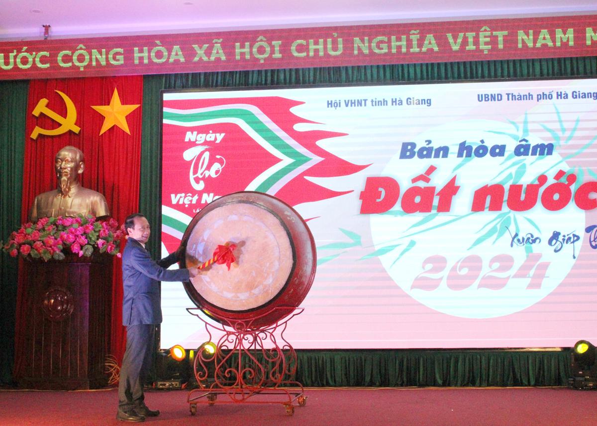 Đồng chí Trần Đức Quý, Phó Chủ tịch UBND tỉnh đánh trống khai hội