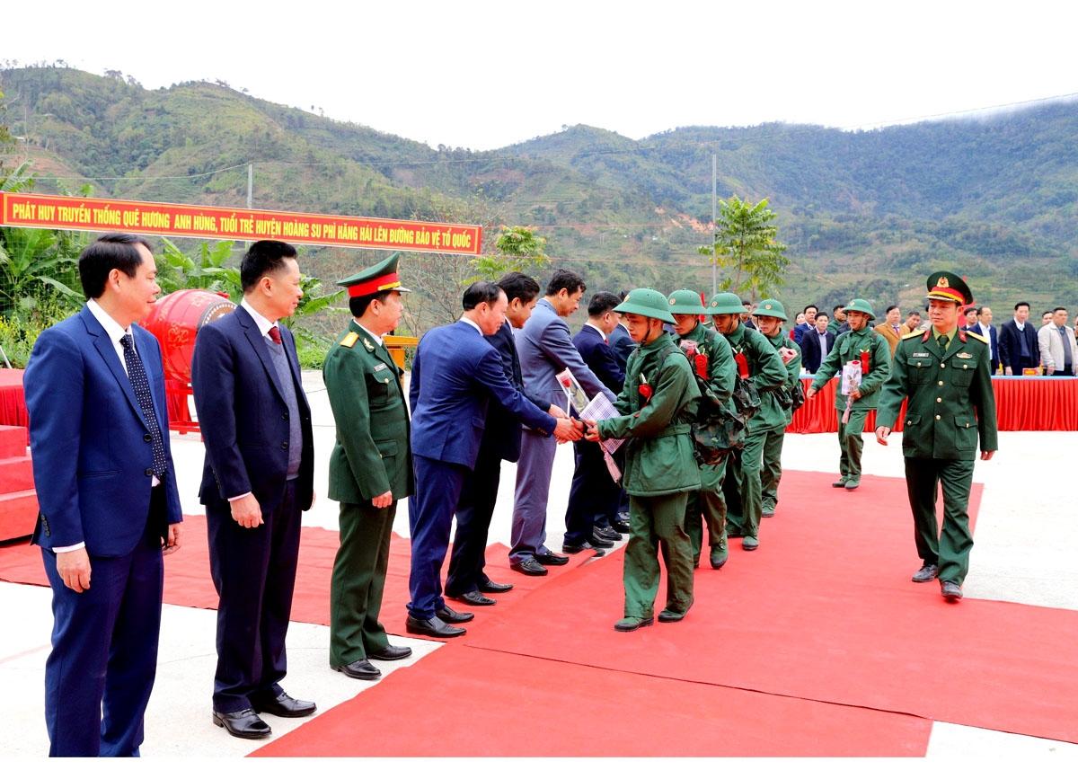 Lãnh đạo huyện Hoàng Su Phì tặng hoa cho các tân binh