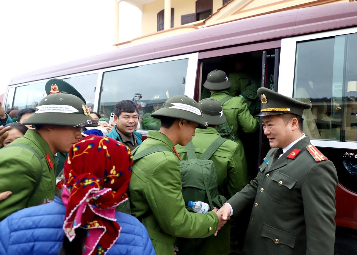 Lãnh đạo Công an huyện Yên Minh động viên tân binh lên đường thực hiện nghĩa vụ Công an Nhân dân