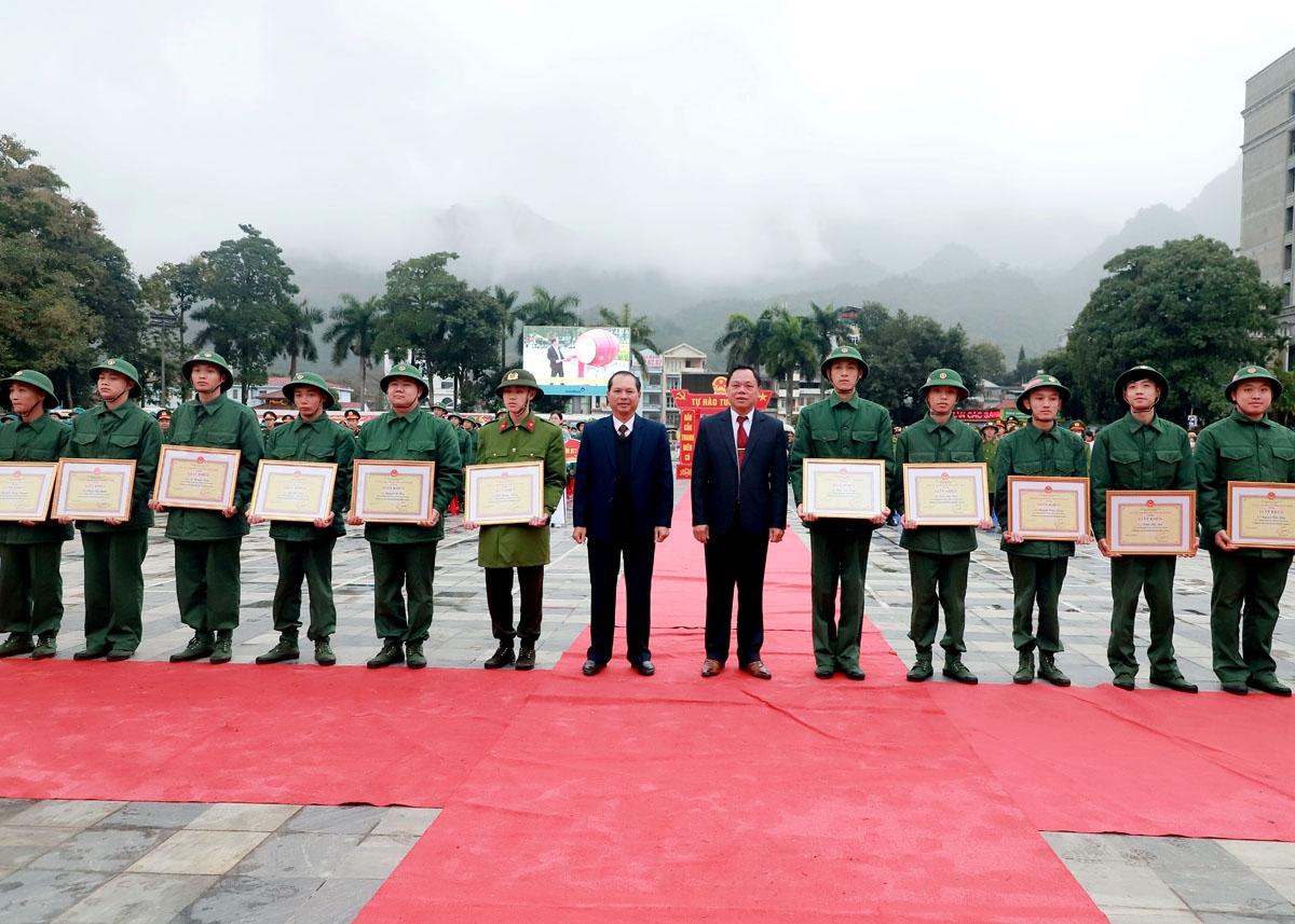 Lãnh đạo thành phố Hà Giang trao Giấy khen của UBND thành phố cho các tân binh có thành tích xuất sắc trong thực hiện Luật nghĩa vụ quân sự.