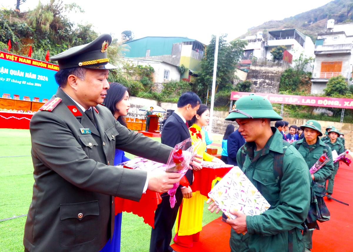 Đại tá Phan Huy Ngọc, Giám đốc Công an tỉnh tặng hoa, động viên các tân binh.