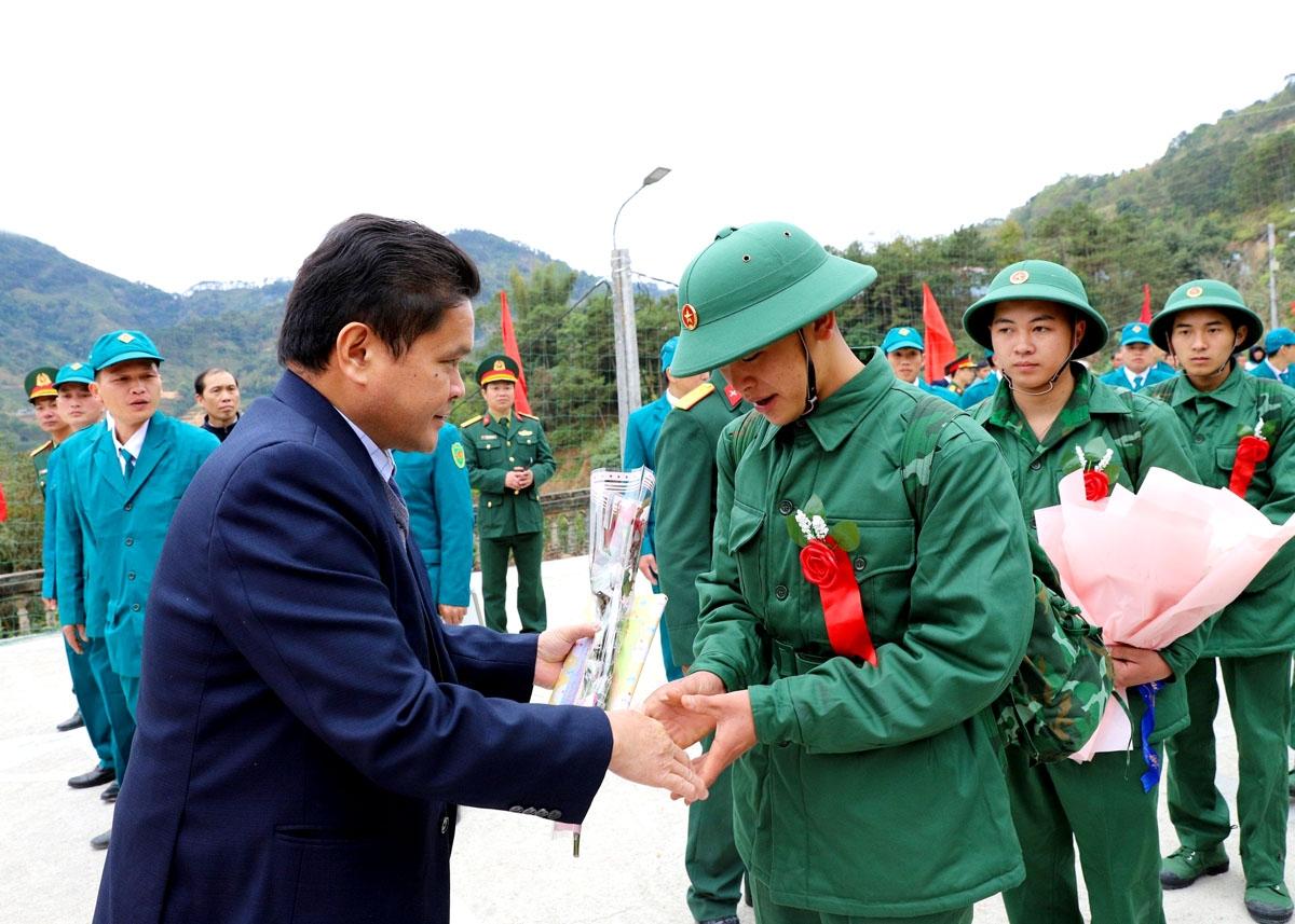 Chủ tịch Ủy ban MTTQ tỉnh Vàng Seo Cón tặng hoa động viên các tân binh.