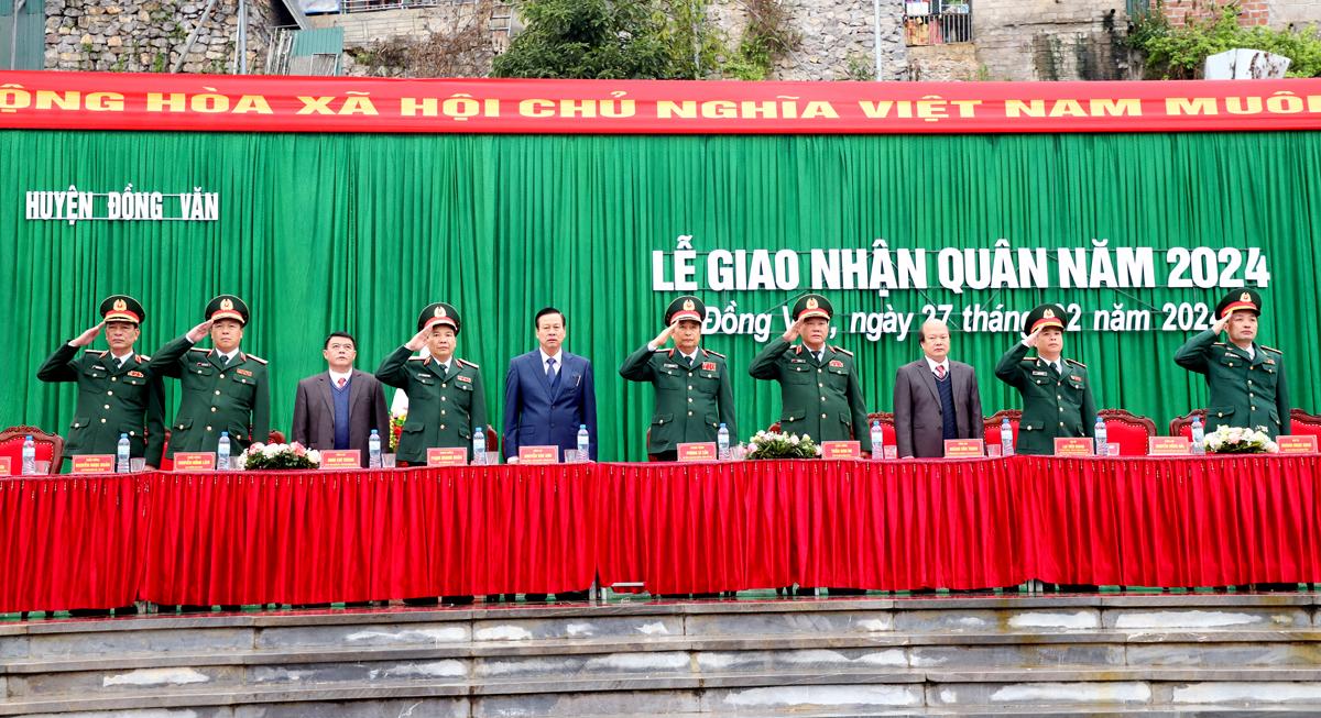 Các đại biểu dự lễ giao, nhận quân tại huyện Đồng Văn.