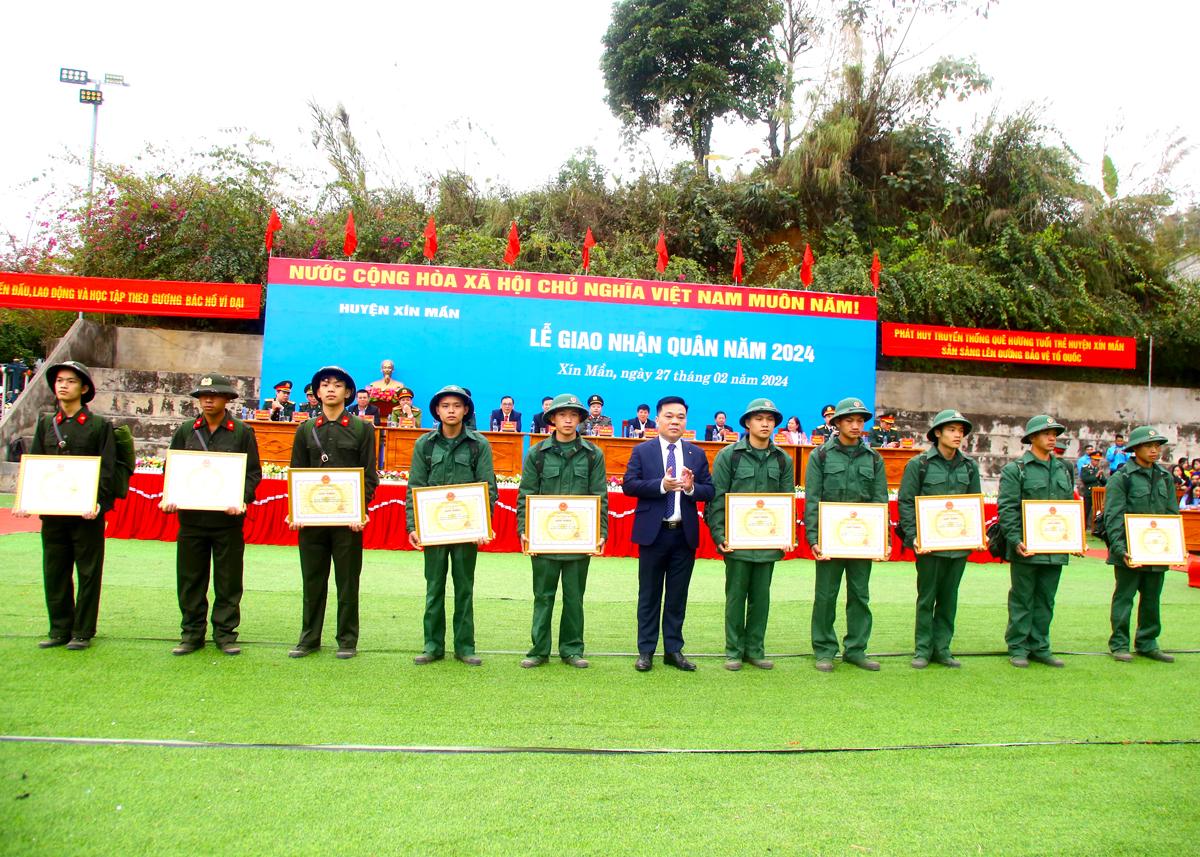 Lãnh đạo huyện Xín Mần tặng Giấy khen cho các tân binh có đơn tình nguyện nhập ngũ năm 2024.