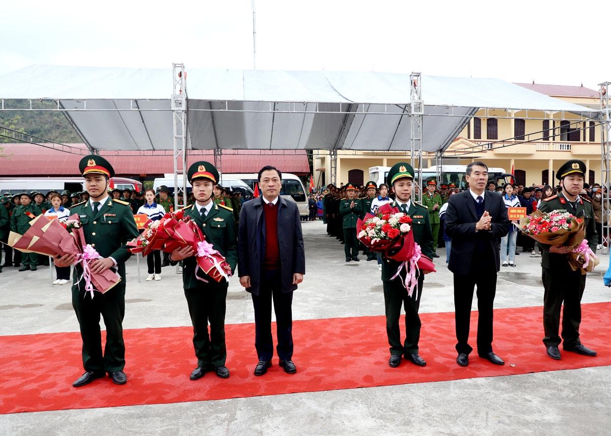 Cac đồng chí lãnh đạo huyện Yên Minh tặng hoa cho các đơn vị đại diện nhận quân.
