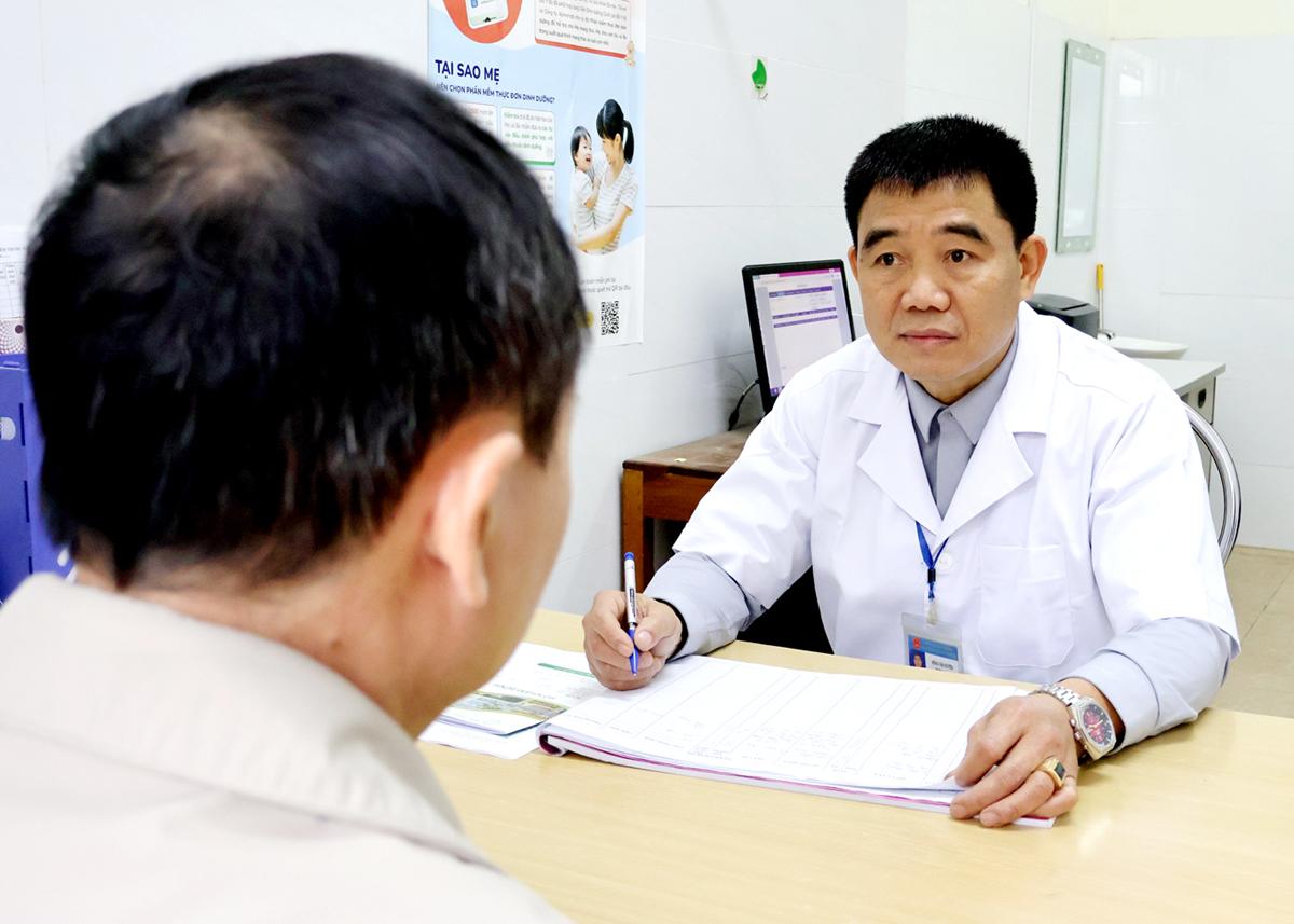 Bác sĩ Nông Văn Huyến tư vấn cho người bệnh điều trị methadone.