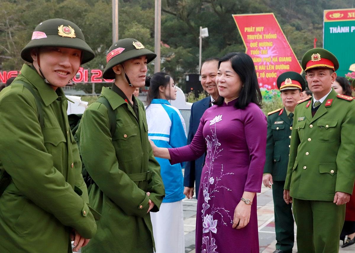 Phó Chủ tịch Thường trực HĐND tỉnh Chúng Thị Chiên cùng các đại biểu động viên tân binh thành phố Hà Giang lên đường nhập ngũ.