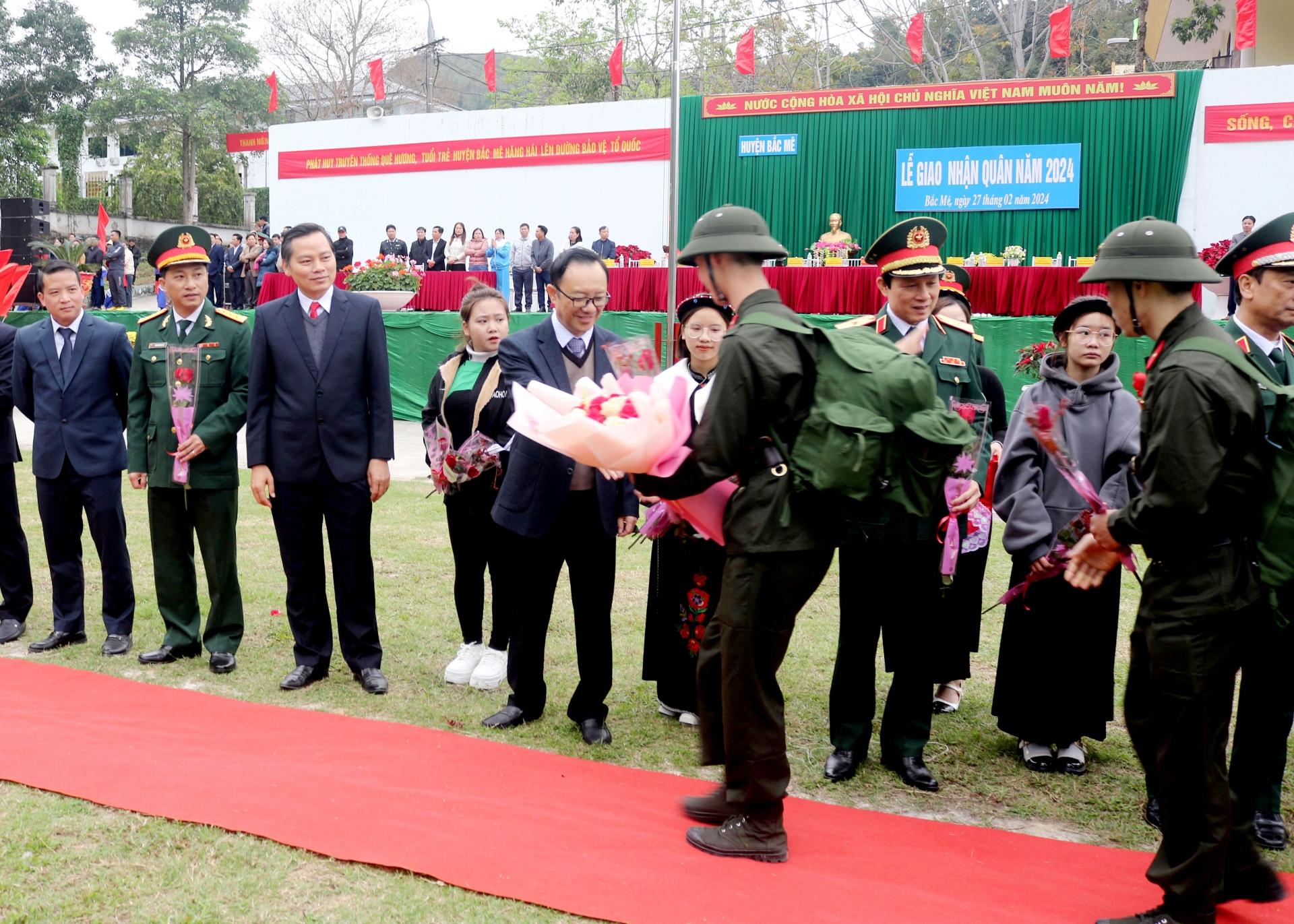 Phó Bí thư Thường trực Tỉnh ủy, Chủ tịch HĐND tỉnh Thào Hồng Sơn, lãnh đạo Quân khu 2 và lãnh đạo huyện Bắc Mê tặng hoa chúc mừng, động viên các tân binh lên đường nhập ngũ.