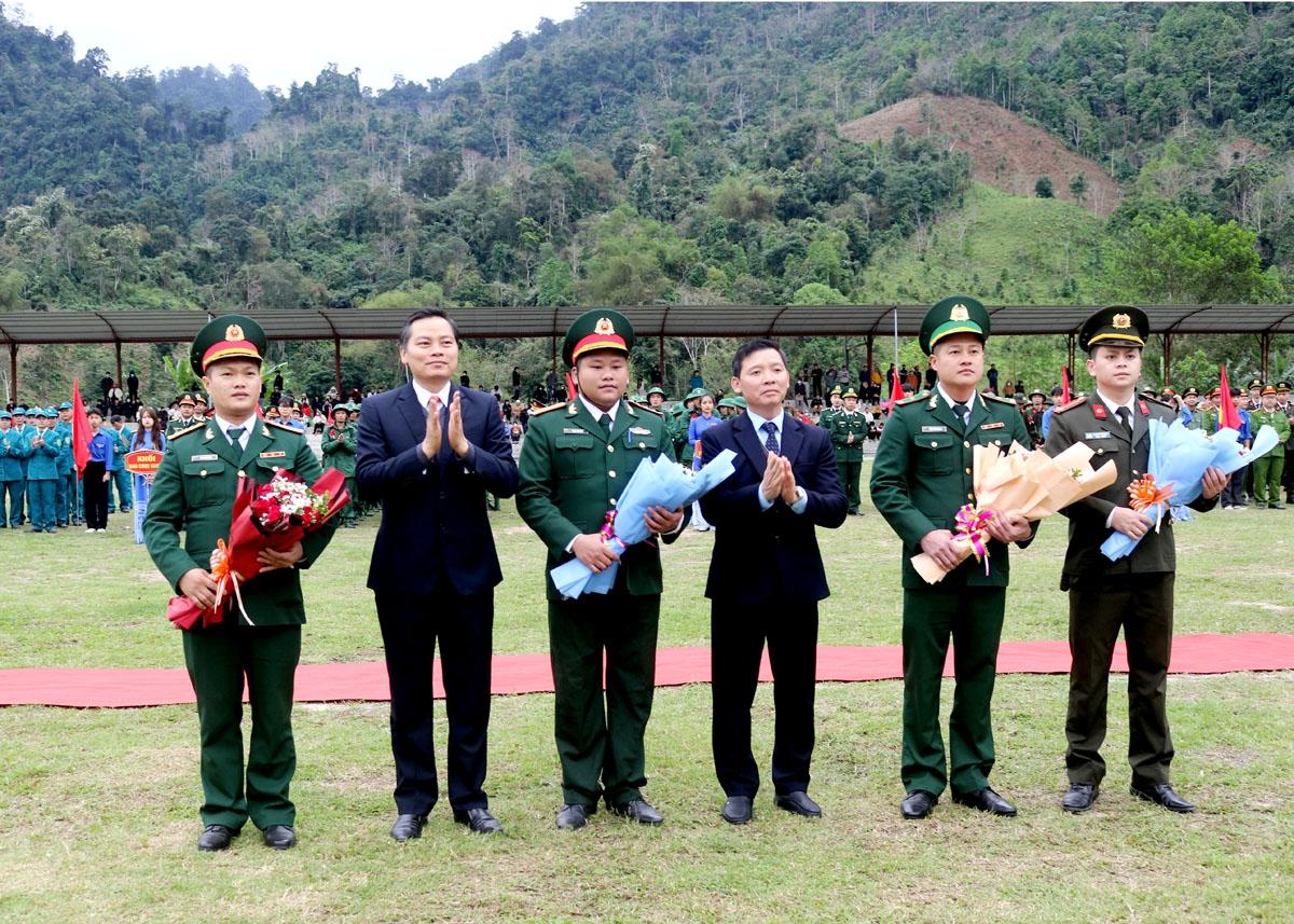 Lãnh đạo huyện Bắc Mê tặng hoa chúc mừng các đơn vị nhận quân.