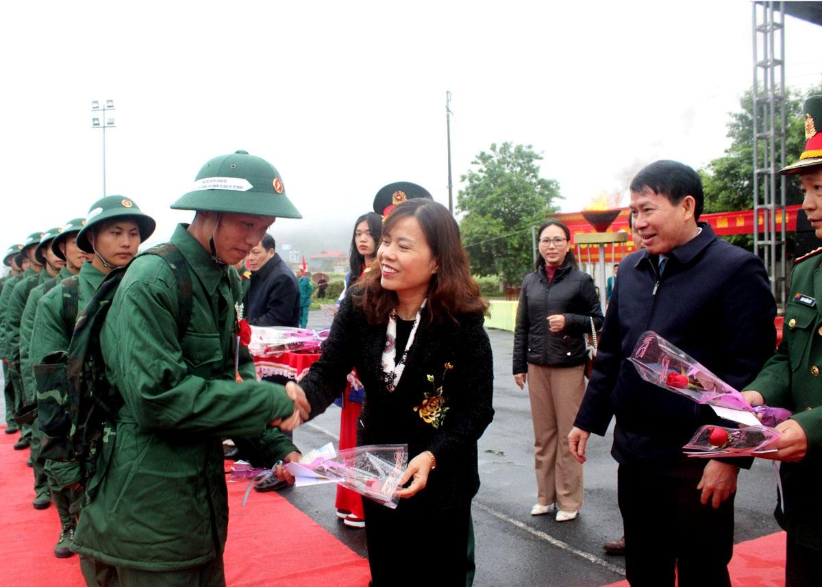 Đồng chí Lý Thị Lan, Ủy viên BTV Tỉnh ủy, Phó Trưởng đoàn chuyên trách Đoàn ĐBQH khóa XV đơn vị tỉnh Hà Giang tặng hoa, quà cho các tân binh