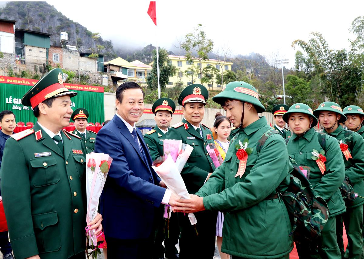 Chủ tịch UBND tỉnh Nguyễn Văn Sơn tặng hoa động viên tân binh.