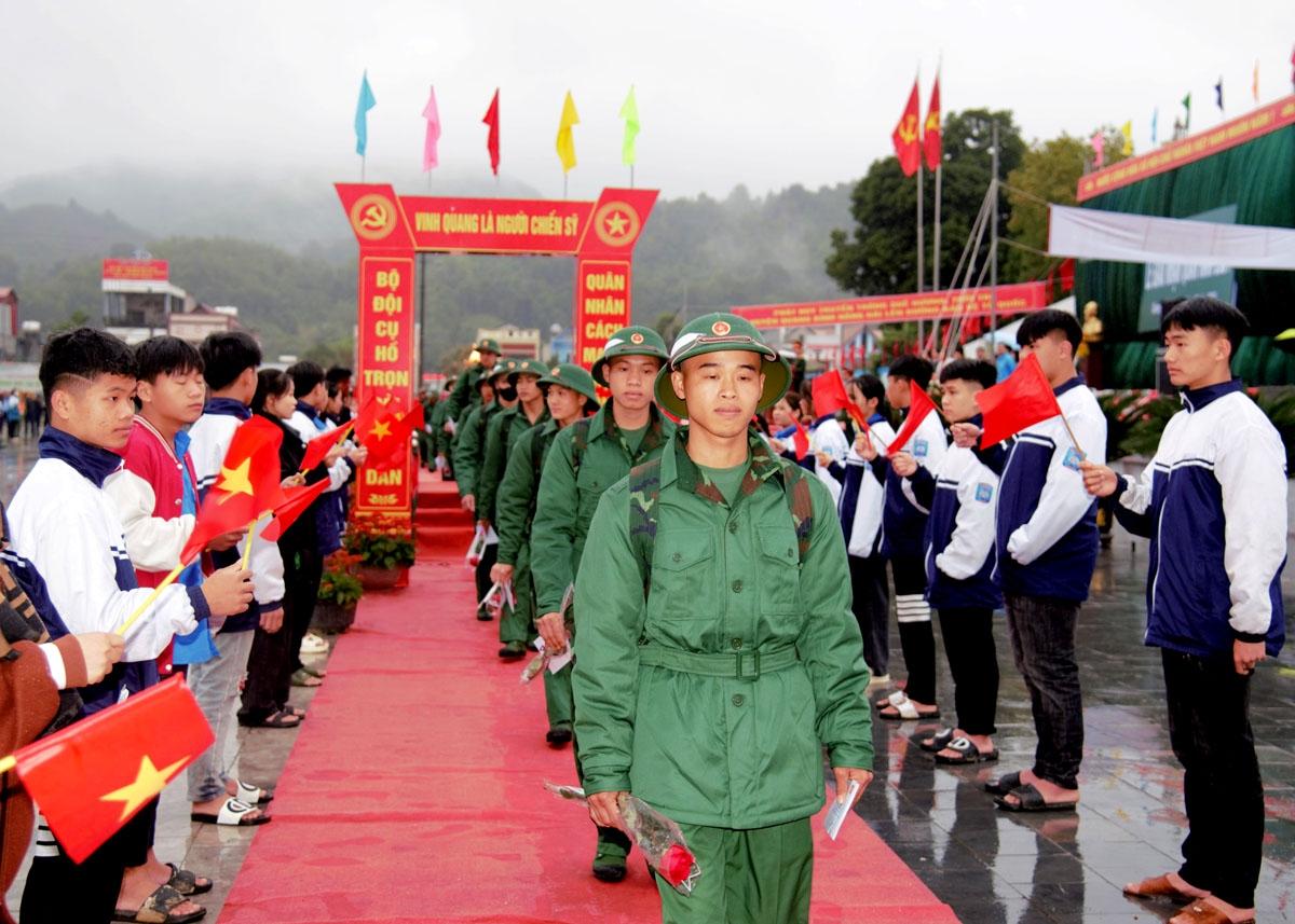 Các thanh niên của huyện Quang Bình hăng hái lên đường nhập ngũ.