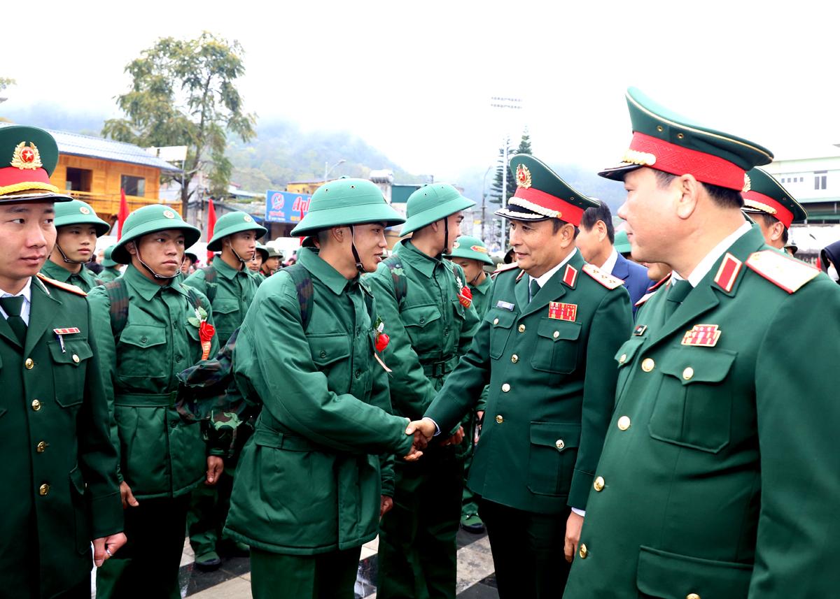 Thượng tướng Phùng Sĩ Tấn, Phó Tổng Tham mưu trưởng Quân đội Nhân dân Việt Nam động viên tân binh lên đường nhập ngũ.