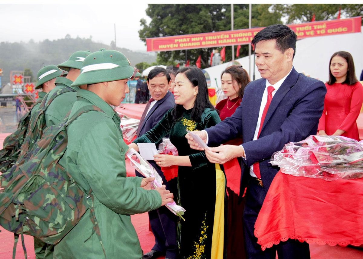 Lãnh đạo huyện Quang Bình tặng quà động viên tân binh lên đường nhập ngũ.