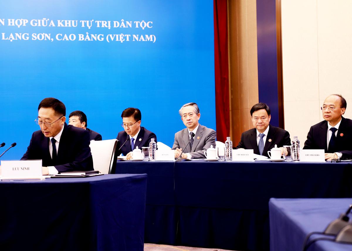 Bí thư Khu ủy Khu tự trị dân tộc Choang, Quảng Tây (Trung Quốc) Lưu Ninh phát biểu tại hội nghị.