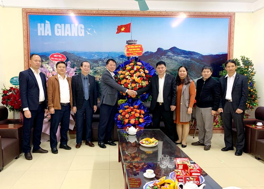 Lãnh đạo Văn phòng UBND tỉnh trao lẵng hoa của Thủ tướng Chính phủ Phạm Minh Chính cho Sở Y tế tỉnh Hà Giang.