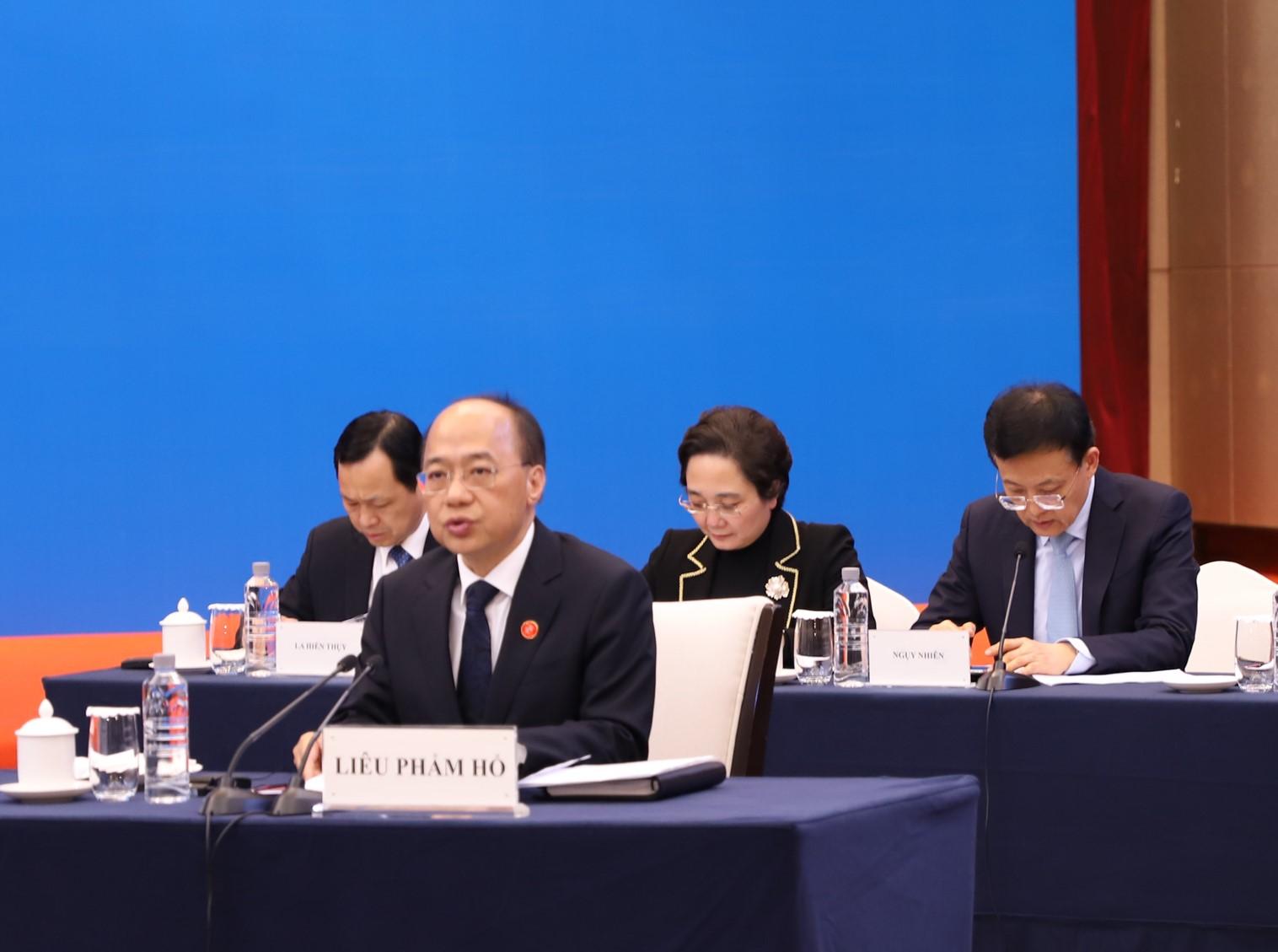 Phó Chủ tịch Chính quyền nhân dân Khu tự trị dân tộc Choang Quảng Tây, Trung Quốc, Chủ tịch Ủy ban Công tác liên hợp phía Quảng Tây Liêu Phẩm Hổ phát biểu tại hội nghị.