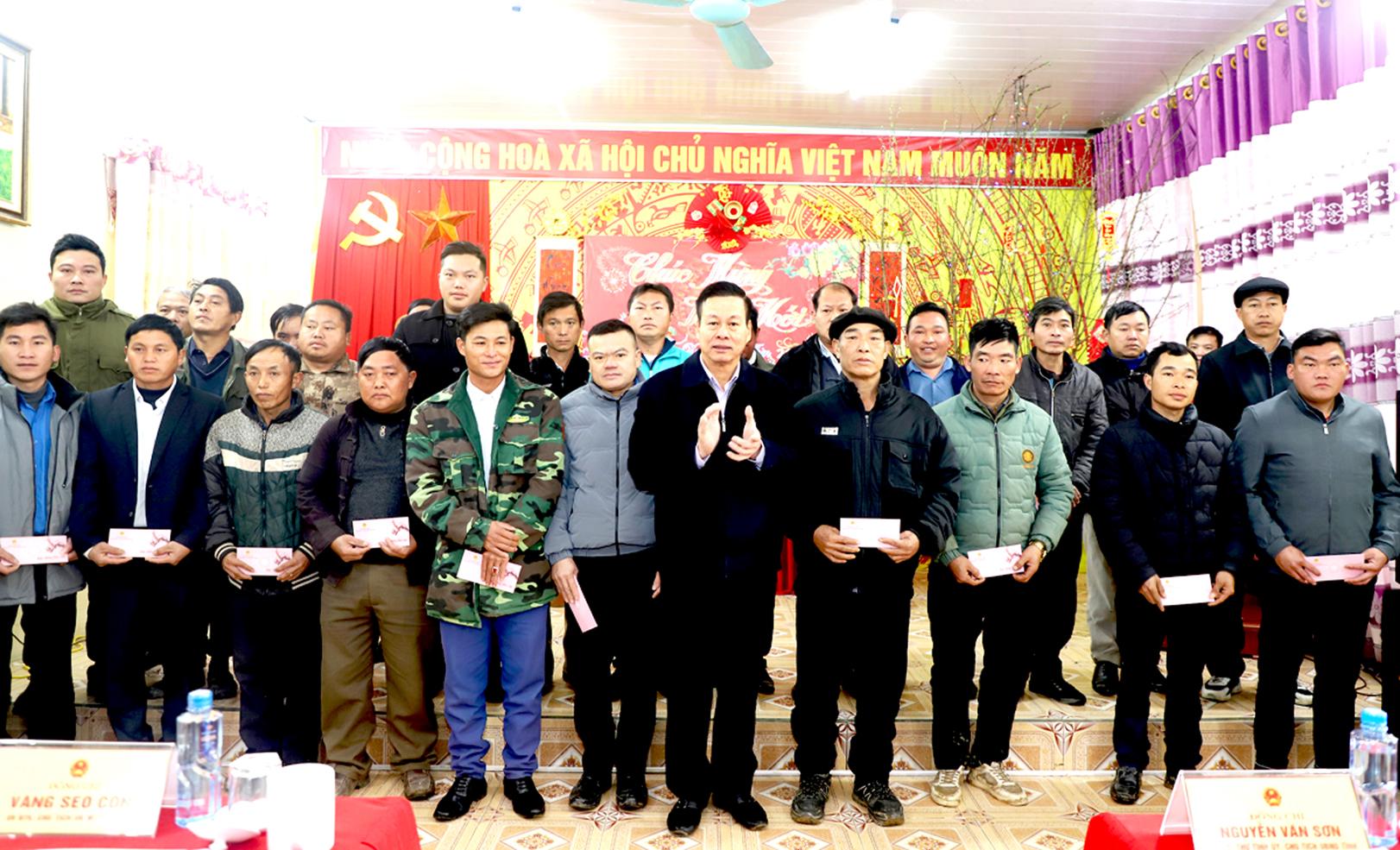 Chủ tịch UBND tỉnh Nguyễn Văn Sơn tặng quà người có uy tín, Bí thư, Trưởng thôn các xã biên giới huyện Xín Mần.                  Ảnh: Kim Tiến