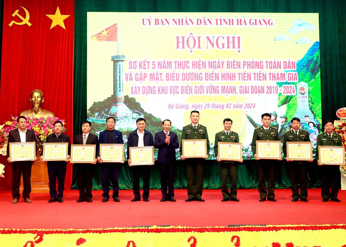 Phó Chủ tịch HĐND tỉnh Hoàng Văn Vịnh và Phó Chủ tịch UBND tỉnh Trần Đức Quý trao Bằng khen của Chủ tịch UBND tỉnh cho 14 tập thể và 33 cá nhân có thành tích xuất sắc.
