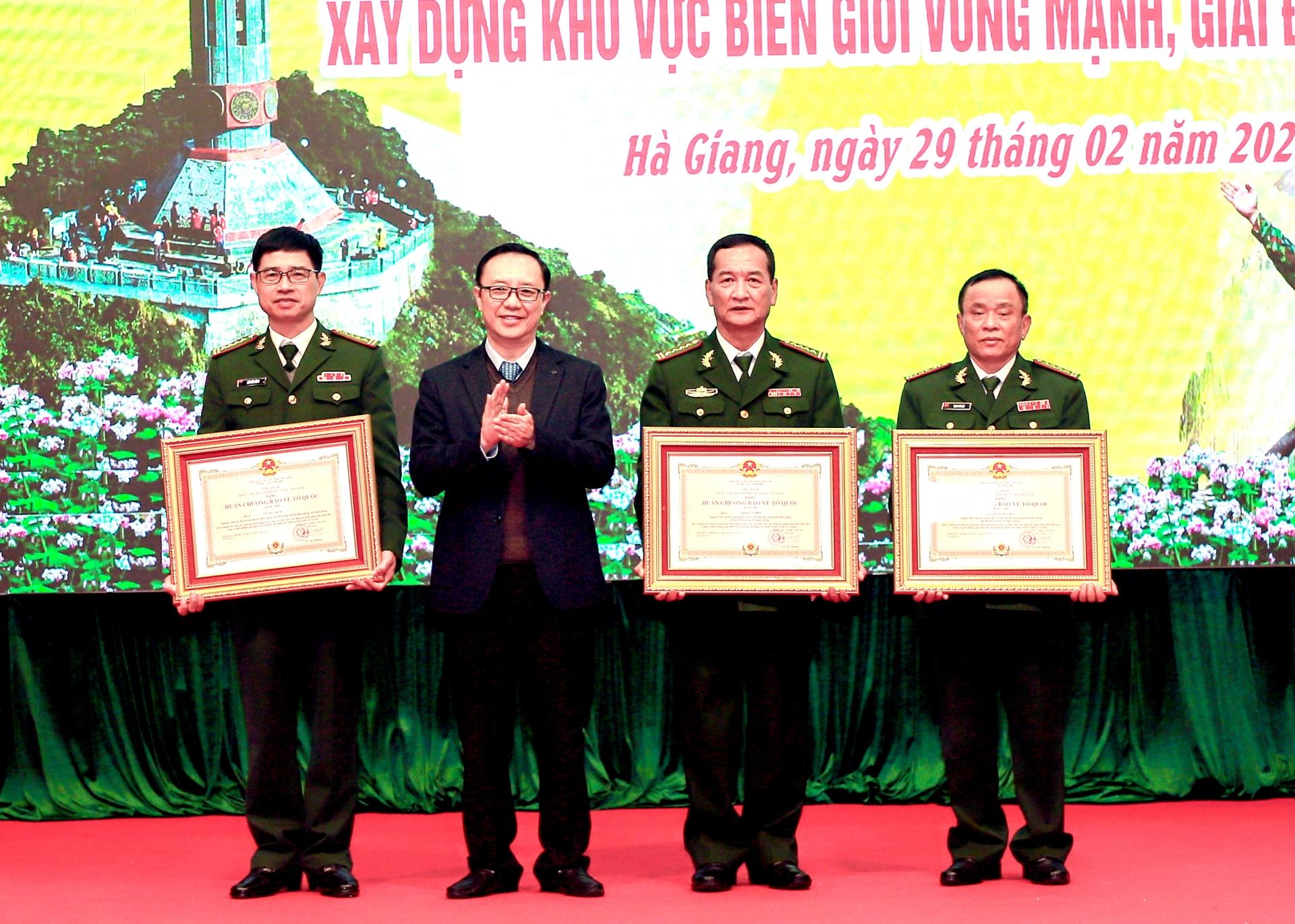 Phó Bí thư Thường trực Tỉnh ủy, Chủ tịch HĐND tỉnh Thào Hồng Sơn trao tặng Huân chương Bảo vệ Tổ quốc hạng 2 và hạng 3 cho các cá nhân.