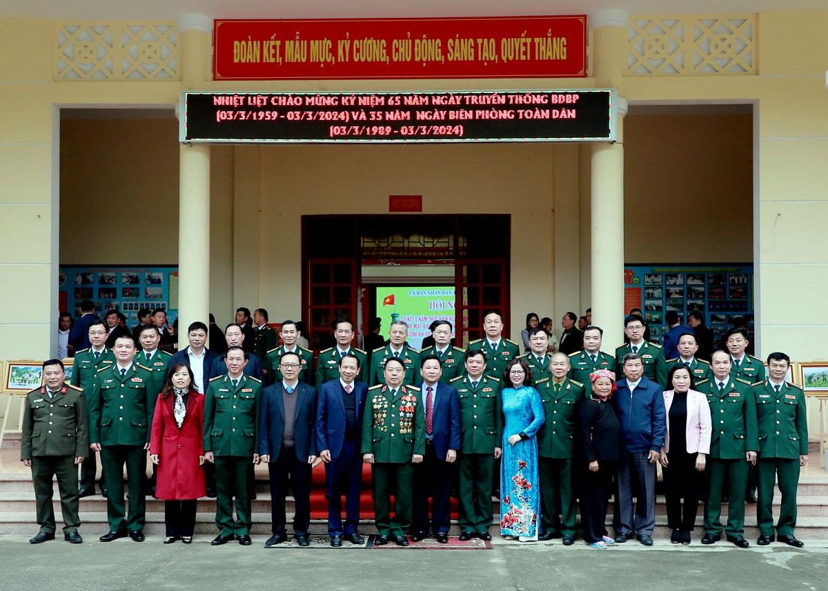 Các đại biểu dự hội nghị chụp ảnh lưu niệm tại Bộ chỉ huy BĐBP tỉnh.