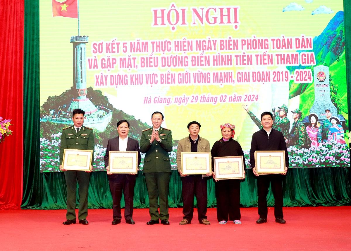 Lãnh đạo Cục Chính trị BĐBP trao Bằng khen của Bộ Tư lệnh BĐBP Việt Nam cho 1 tập thể và 5 cá nhân có thành tích xuất sắc trong thực hiện “Ngày Biên phòng toàn dân” giai đoạn 2019-2024.
