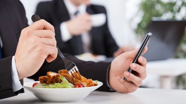 Đến bữa ăn bạn nên ngồi xuống và tập trung vào việc ăn uống. Cần tránh xa những tình huống khiến bạn dễ dàng ngấu nghiến thức ăn mà không chú ý như vừa ăn vừa làm việc, ăn trong ô tô, ăn khi xem ti vi, xem điện thoại.