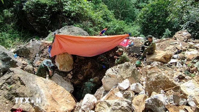 ttxvn-tim-kiem-hai-cot-liet-si-hanh-trinh-tri-an-khong-dem-bang-thoi-gian2.jpg