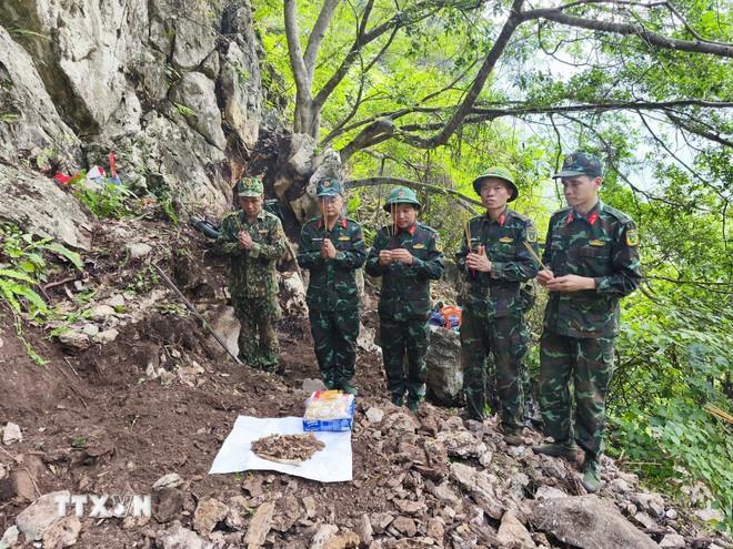 ttxvn-tim-kiem-hai-cot-liet-si-hanh-trinh-tri-an-khong-dem-bang-thoi-gian5.jpg