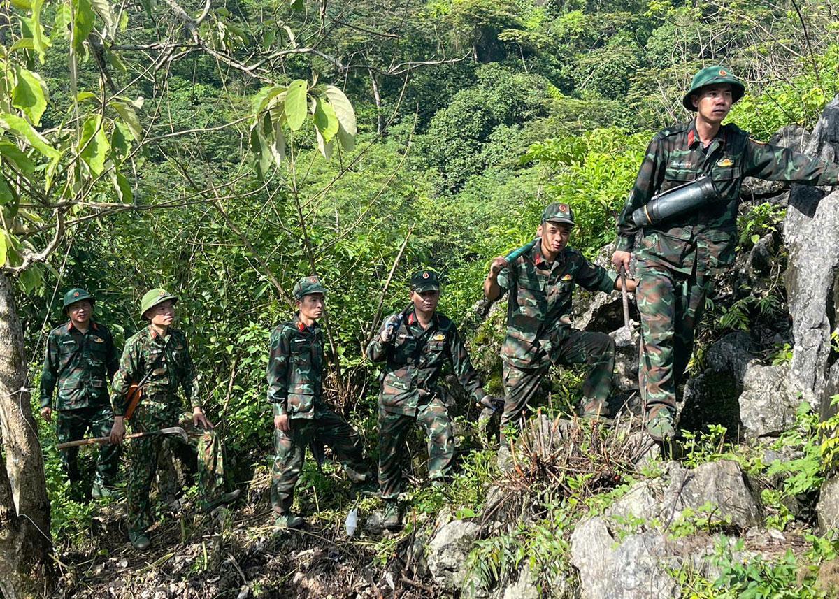 Những bước chân không mỏi tìm kiếm đồng đội nơi biên giới.