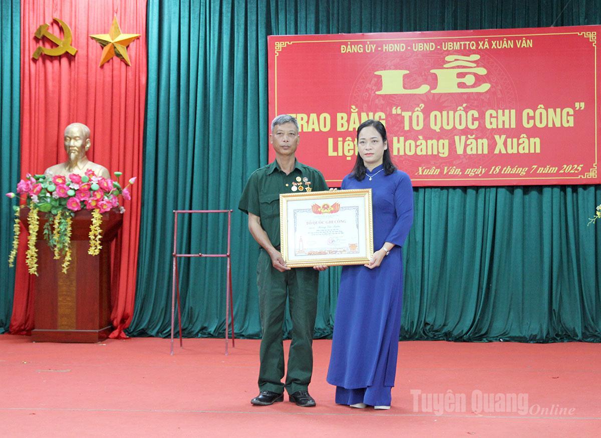 Lãnh đạo xã Xuân Vân trao bằng Tổ quốc ghi công cho gia đình Liệt sĩ Hoàng Văn Xuân.