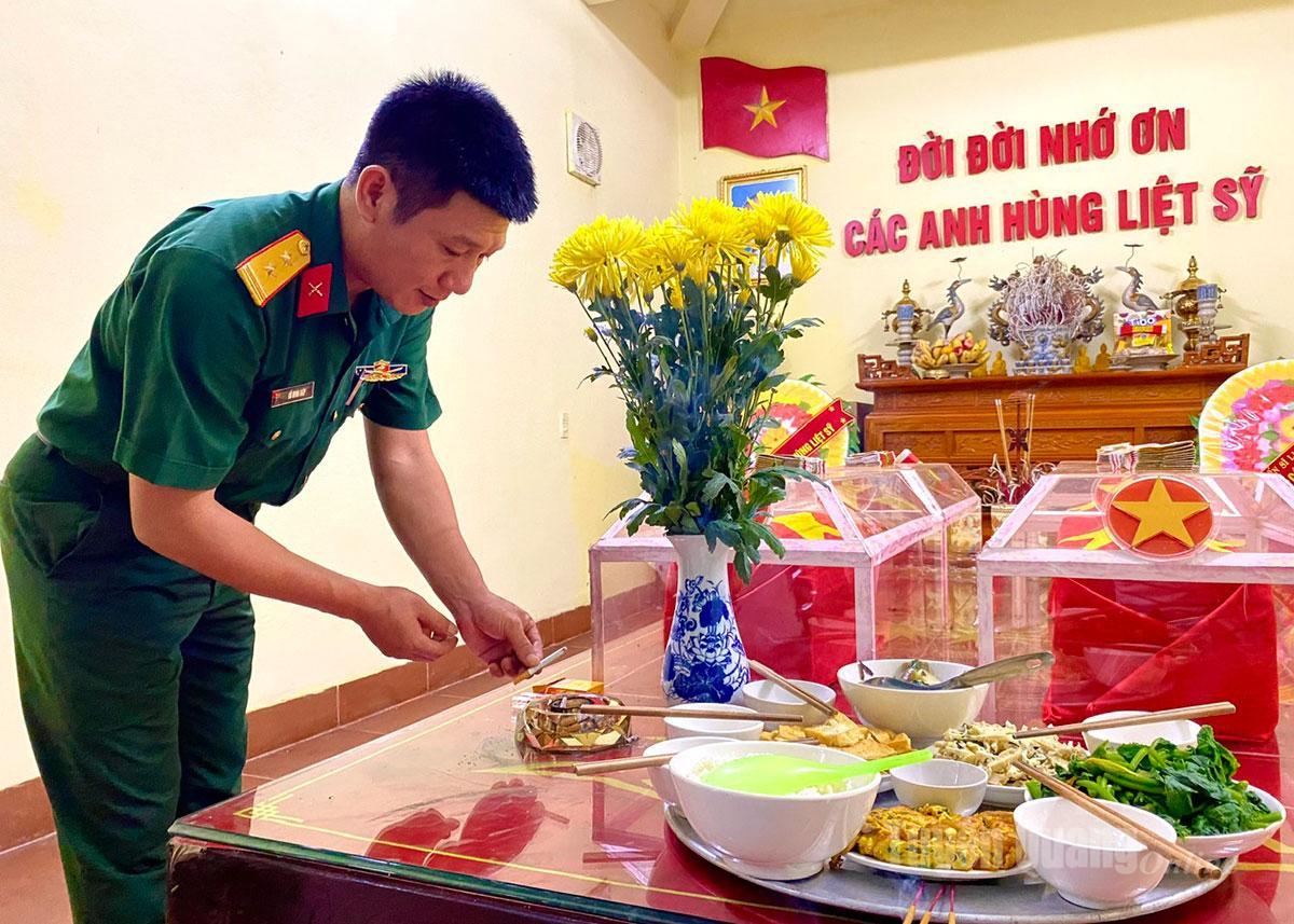 Mâm cơm cúng dâng lên anh linh các liệt sĩ quàn tại nhà quàn Đội tìm kiếm, quy tập HCLS tỉnh.