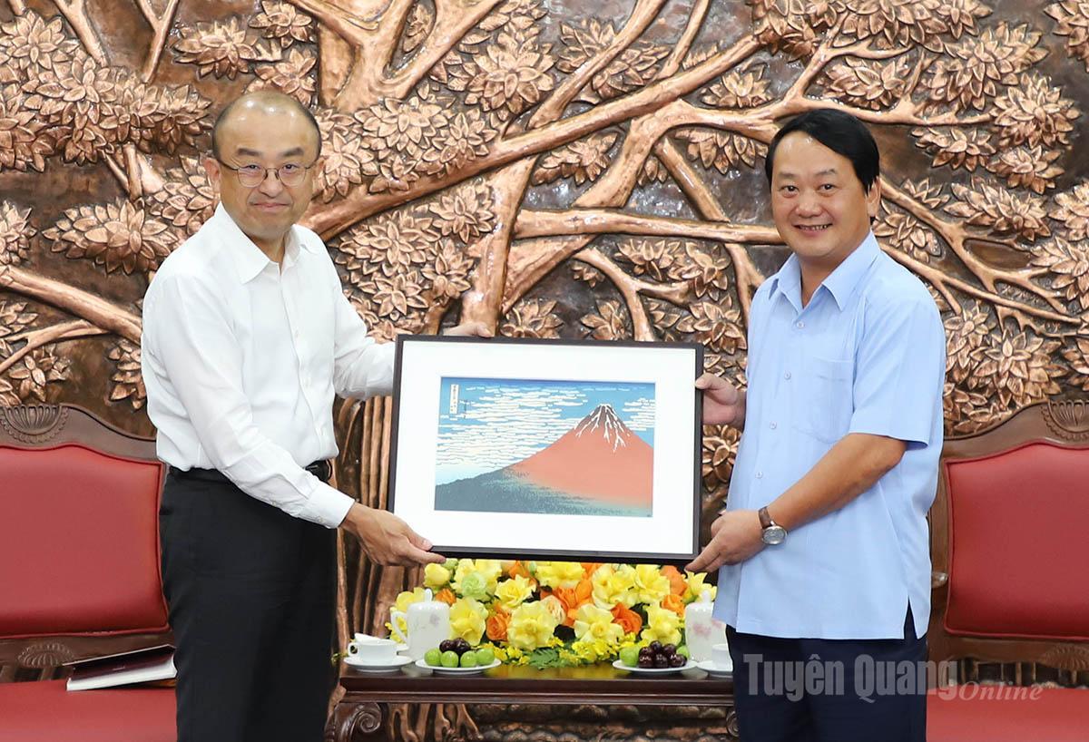 Ông Yasushi Saito, Tổng Giám đốc EREX Việt Nam trao tặng Bí thư Tỉnh ủy Hầu A Lềnh bức tranh núi Phú Sĩ – Biểu tượng thiêng liêng của đất nước Nhật Bản.