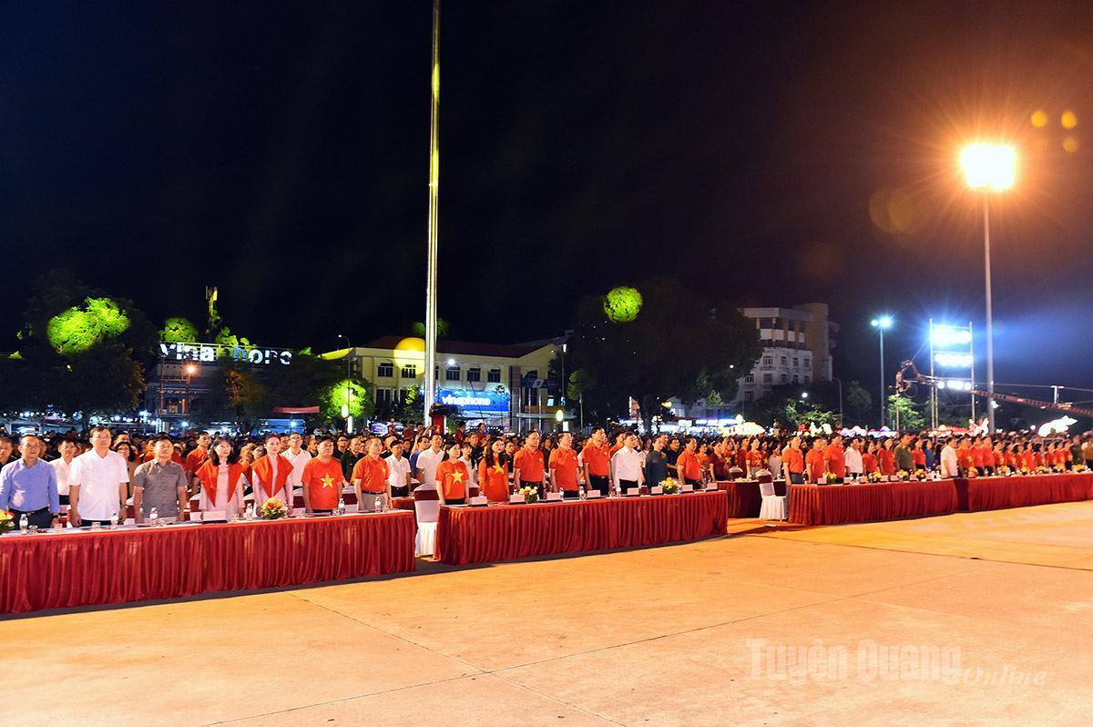 Các đại biểu thực hiện nghi thức Chào cờ và nghe Tuyên ngôn độc lập.