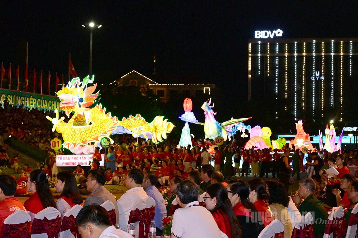Các mô hình đèn Trung thu diễn diễu trong đêm hội.