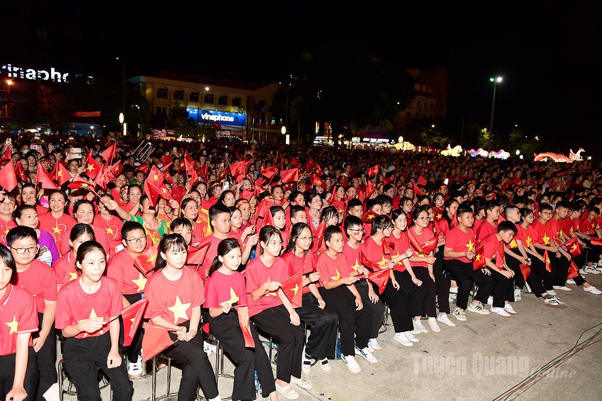 Đông đảo học sinh tham gia chương trình.