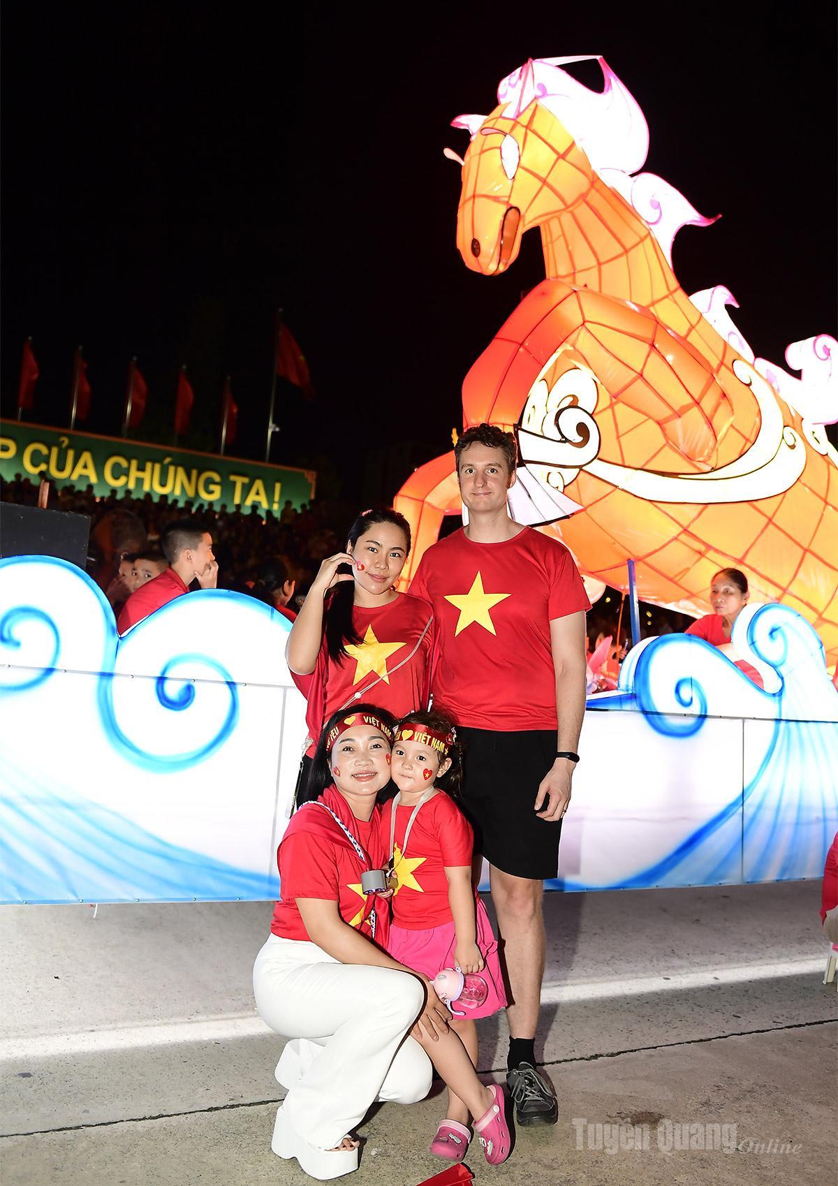 Du khách nước ngoài tham dự chương trình.