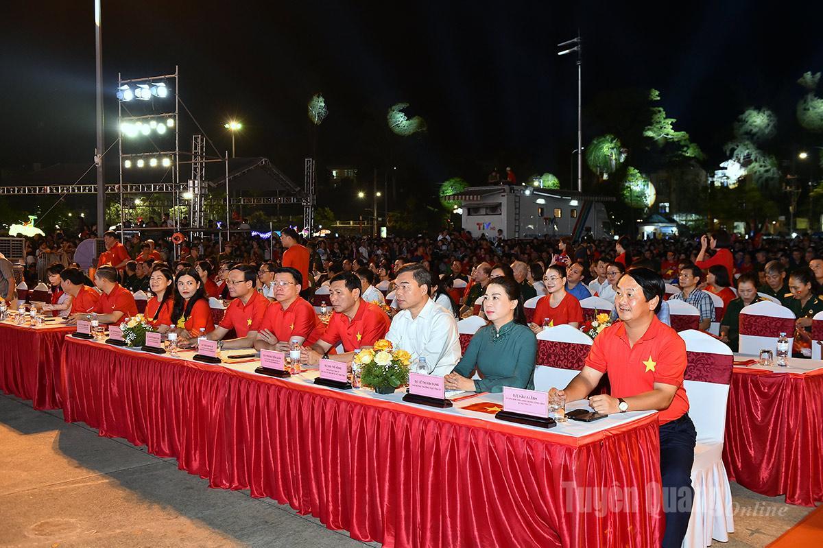 Các đồng chí lãnh đạo tỉnh dự chương trình.