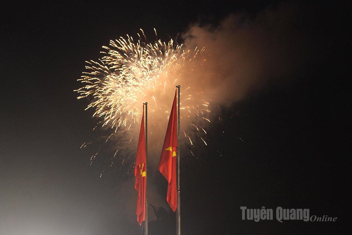Màn bắn pháo hoa rực sáng trên bầu trời phường Hà Giang 1.