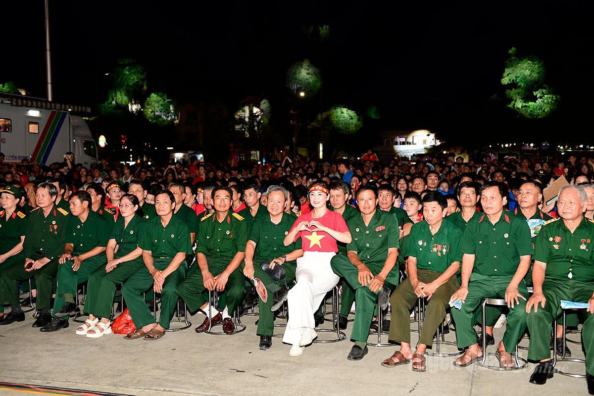 Đông đảo cựu chiến binh và du khách tham dự chương trình.