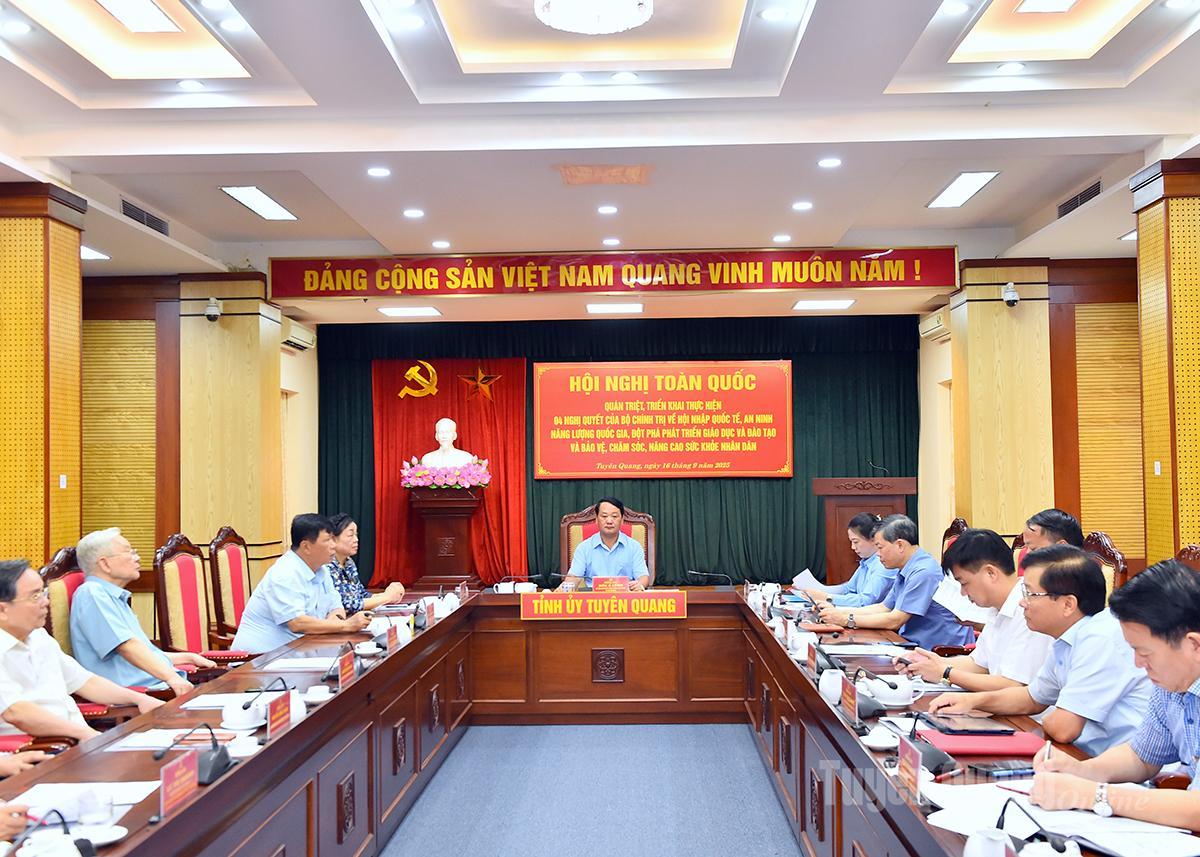 Đồng chí Bí thư Tỉnh ủy Hầu A Lềnh chủ trì hội nghị tại điểm cầu Tỉnh ủy Tuyên Quang.