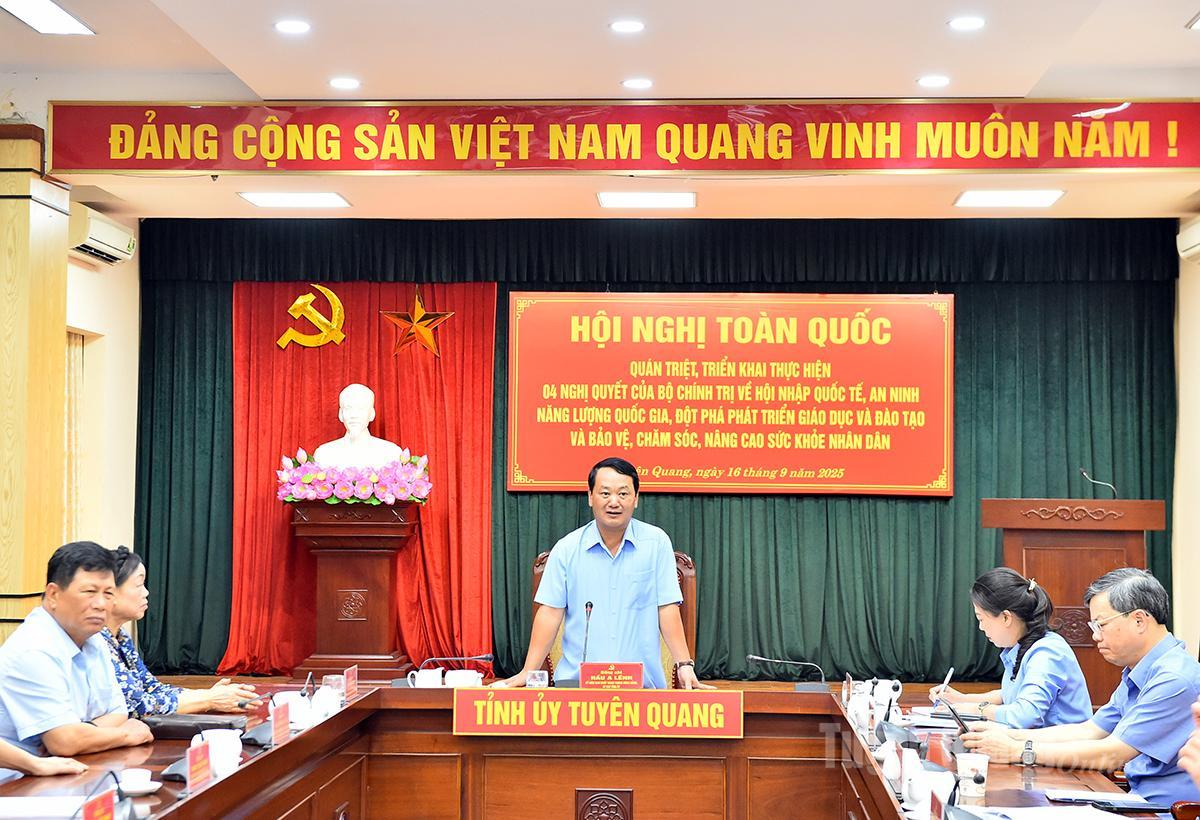 Đồng chí Bí thư Tỉnh ủy Hầu A Lềnh phát biểu chỉ đạo sau hội nghị.
