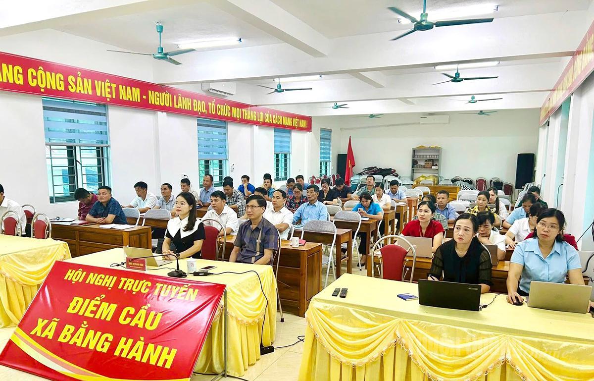 Các đại biểu dự hội nghị tại điểm cầu xã Bằng Hành. Ảnh: Khánh Huyền