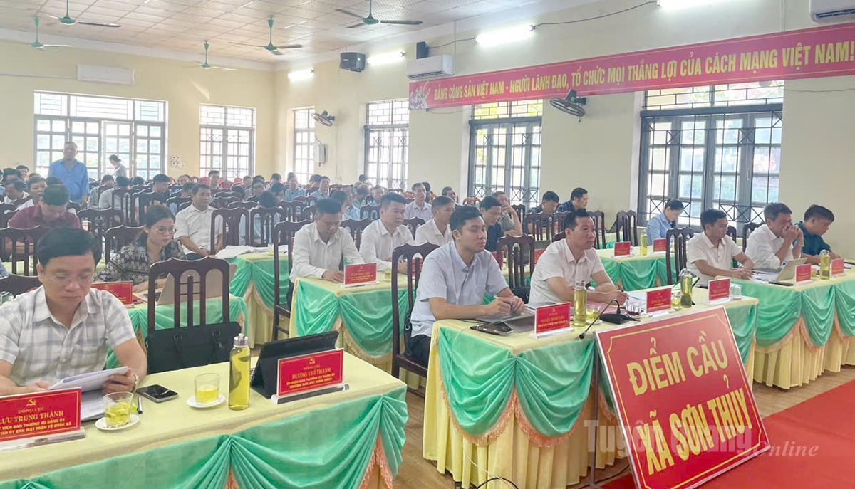Các đại biểu dự hội nghị tại điểm cầu xã Sơn Thuỷ.